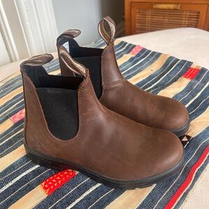 Size 7 Women’s Blundstone chelsea boots in antique brown.